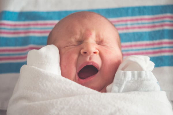 5 Misteri Perilaku Unik Bayi yang Perlu Kamu Tahu