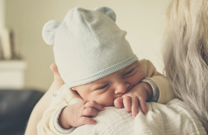 5 Misteri Perilaku Unik Bayi yang Perlu Kamu Tahu