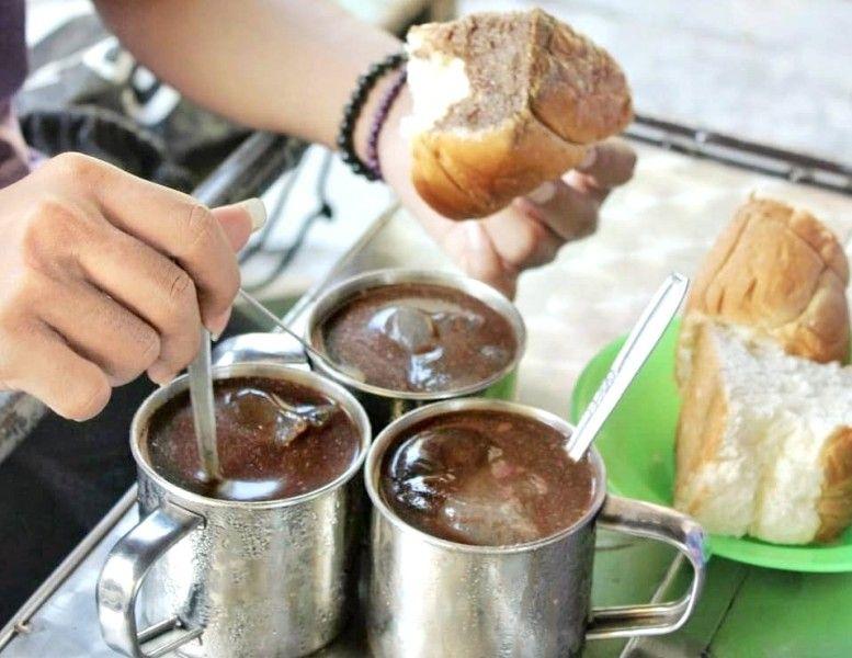  Panganan dengan rasa manis sedikit pahit ini disukai oleh banyak kalangan 5 Tempat Kuliner Wajib di Surabaya buat Penggila Cokelat