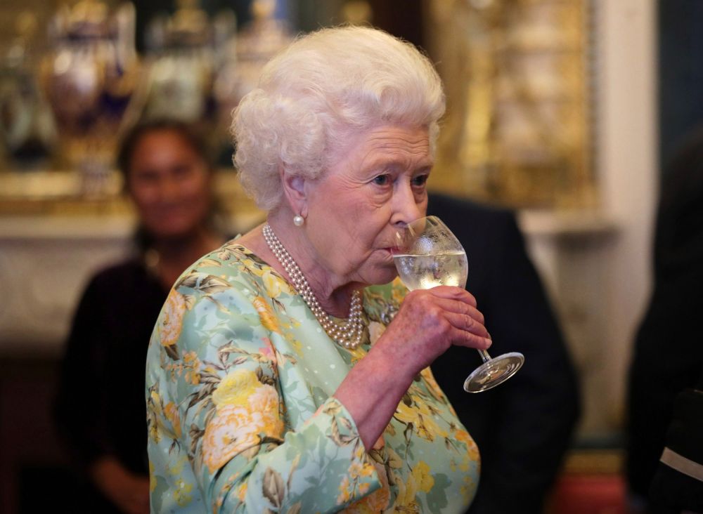 16 Makanan dan Minuman yang Harus Tersedia untuk Ratu Elizabeth II