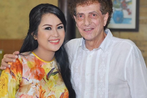 Terpaut Usia 37 Tahun Inilah 10 Momen Kemesraan Ahmad Albar Dan Istri