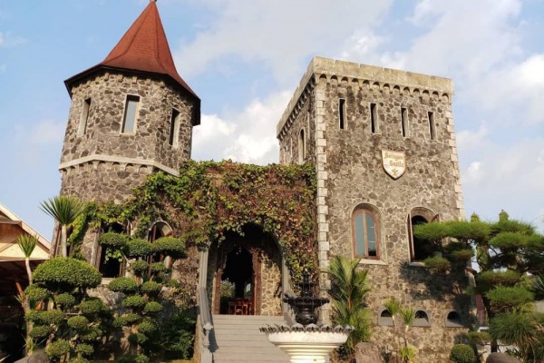 5 Potret Srogan Castle, Restoran Unik di Jogja yang Instagramable