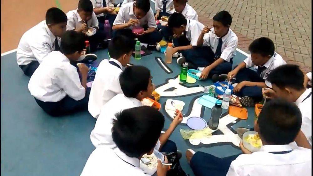 Nostalgia Banget! Ini 9 Kenangan Manis Saat MOS Zaman Sekolah Dulu