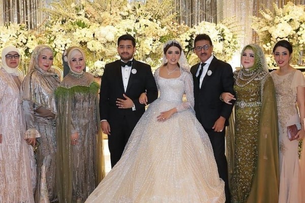 10 Potret Resepsi Pernikahan Cucu Elvy Sukaesih yang Mewah Abis
