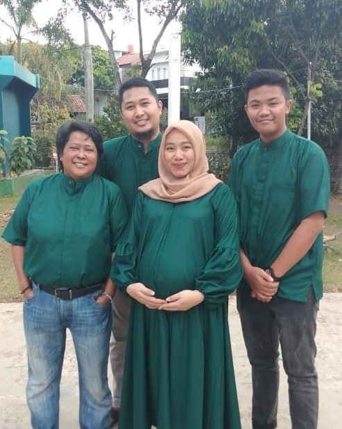 13 Artis Yang Besarkan Anak Angkatnya Dengan Baik Orangtua Panutan