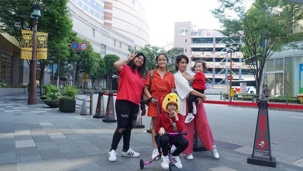 10 Momen Ussy Pratama Dukung Putrinya yang Ikut Lomba di Jepang