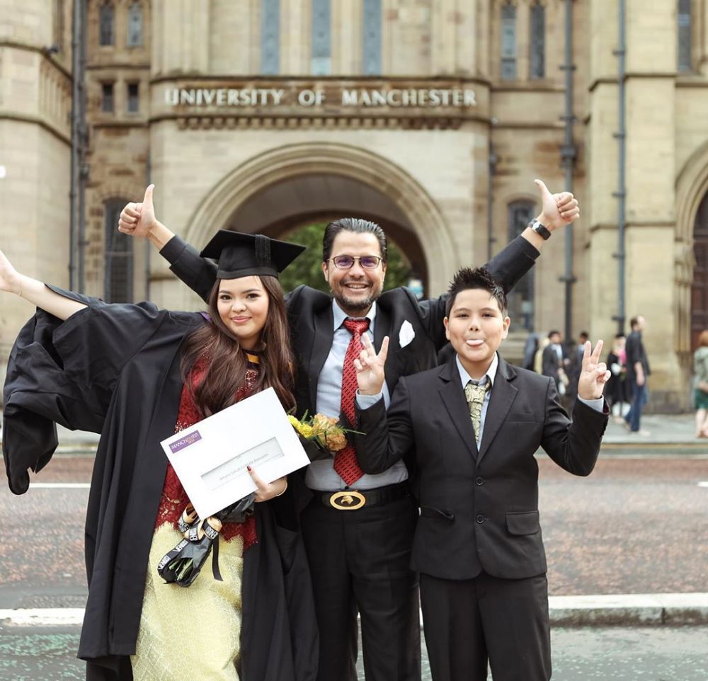 10 Momen Wisuda Amaris Salsabila, Putri Sambung Cut Keke di Inggris