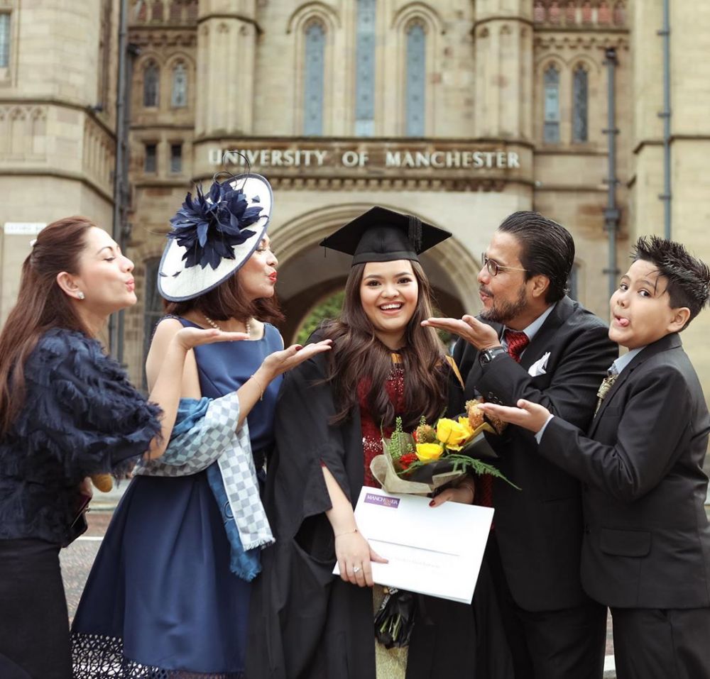 10 Momen Wisuda Amaris Salsabila, Putri Sambung Cut Keke di Inggris