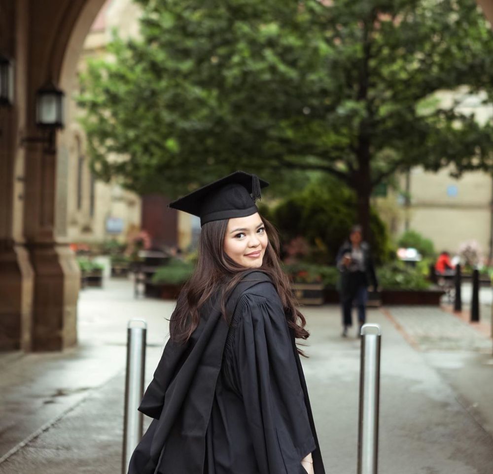 10 Momen Wisuda Amaris Salsabila, Putri Sambung Cut Keke di Inggris