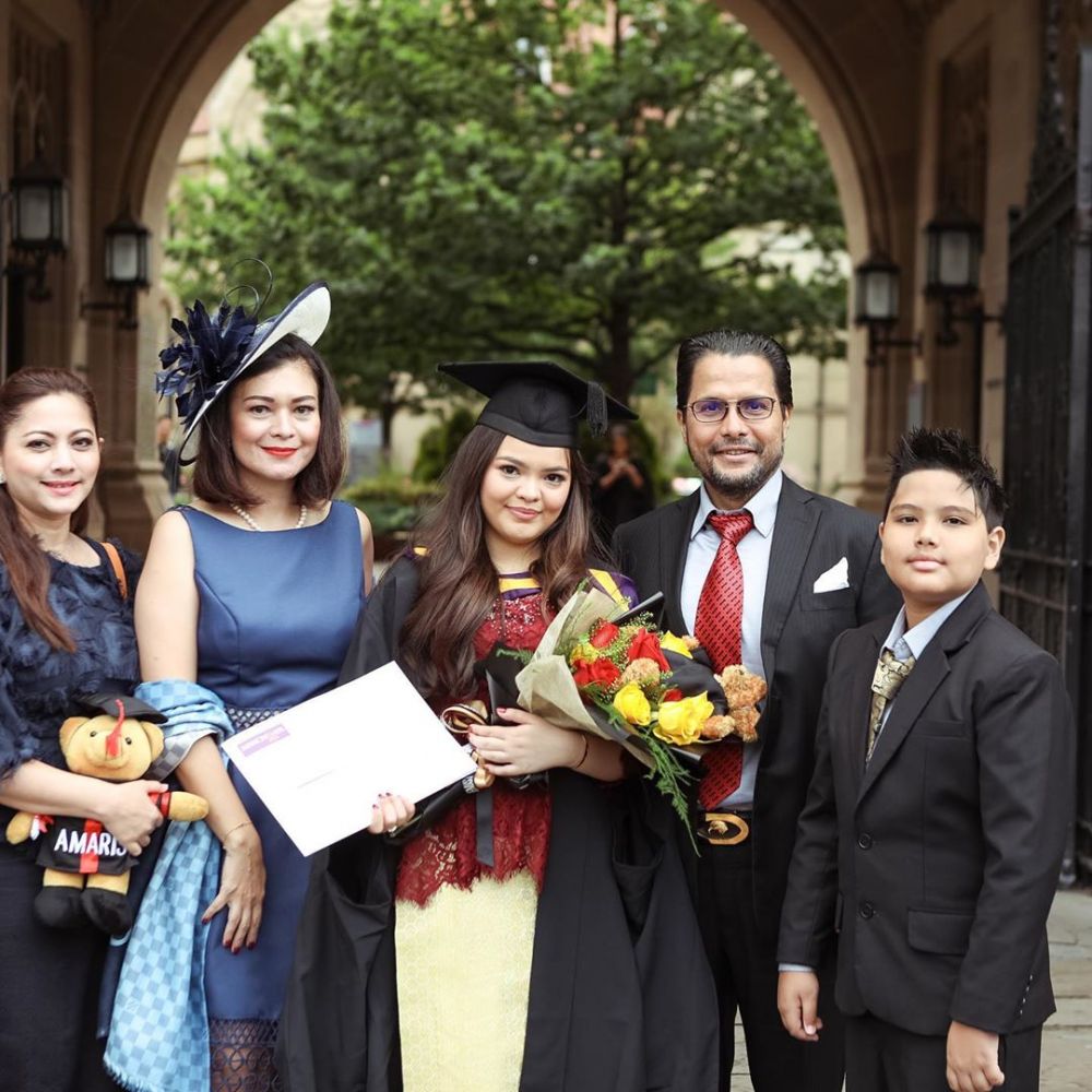 10 Momen Wisuda Amaris Salsabila, Putri Sambung Cut Keke di Inggris