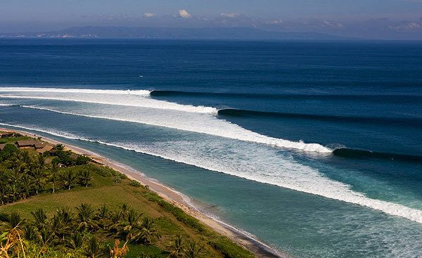 Pantai Bangko-bangko di Lombok Menjadi Surga Bagi Peselancar