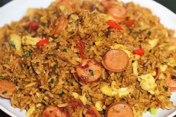 Maknyus Abis! 10 Tips Memasak Nasi Goreng Biar Gak Lembek dan Enak