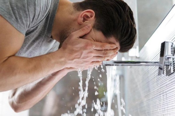 6 Kesalahan Pria dalam Mencuci Muka yang Bikin Grooming Gagal Total