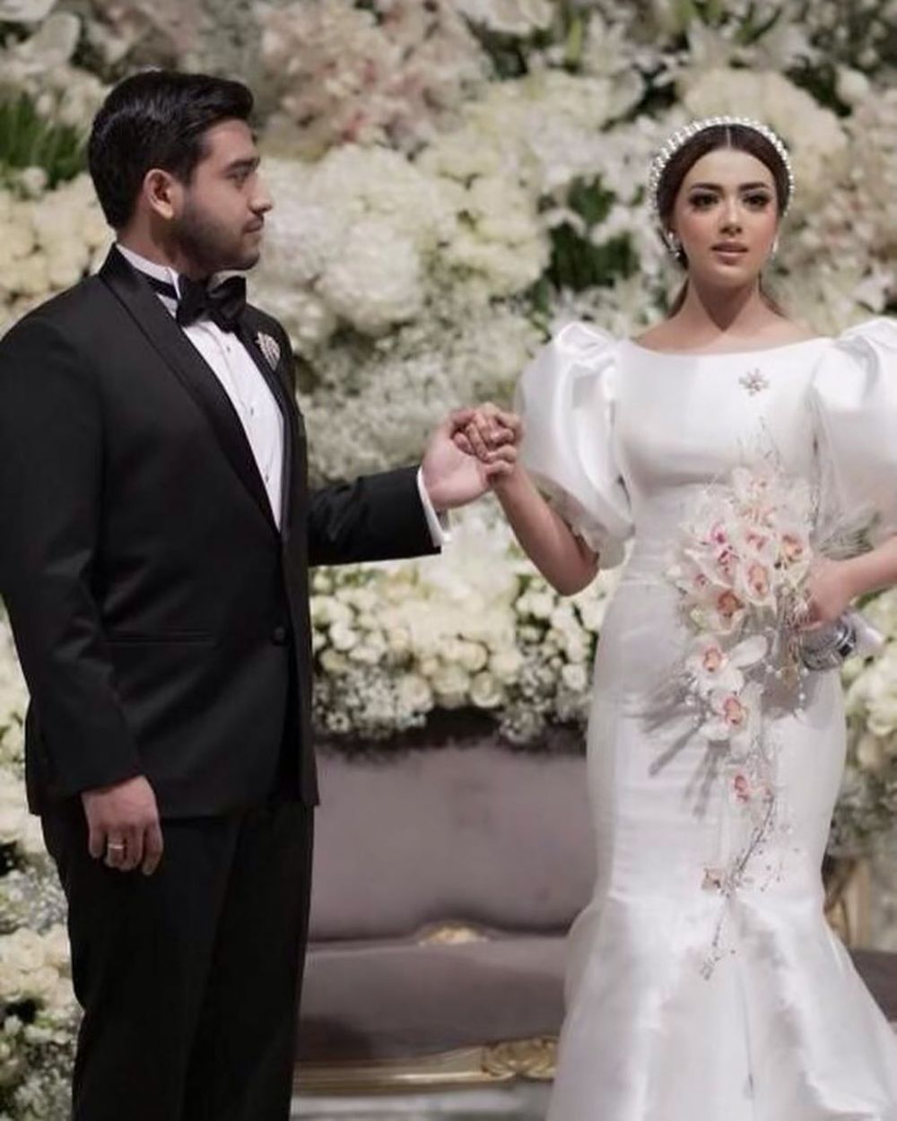 10 Potret Keseruan Resepsi Pernikahan Cucu Elvy Sukaesih, Mewah Abis!