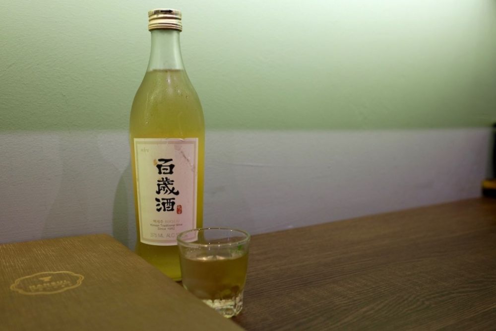 8 Minuman Alkohol Populer Asal Korea Selatan, Gak Cuma Soju