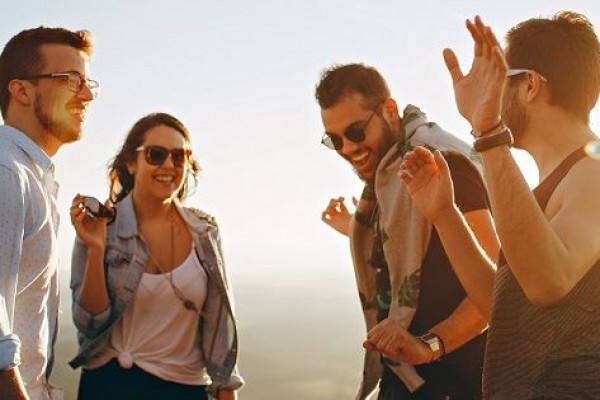 6 Tips Cari Teman Baru Saat Solo Traveling, Dijamin Ramai!