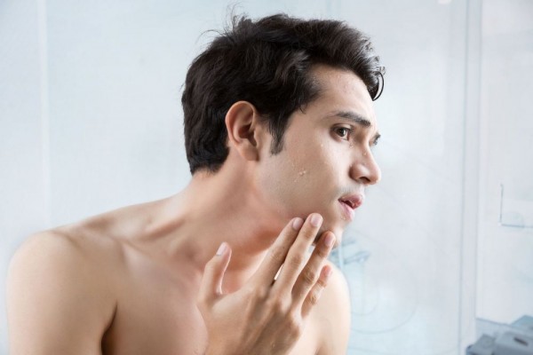 5 Tips Mencukur Aman Bagi Cowok yang Punya Kulit Sensitif, Catat!