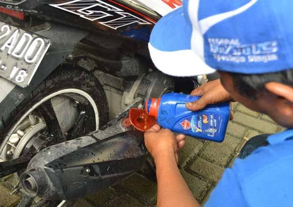 Motor Libur Sebulan, Haruskah Ganti Oli? Ini Jawabannya 