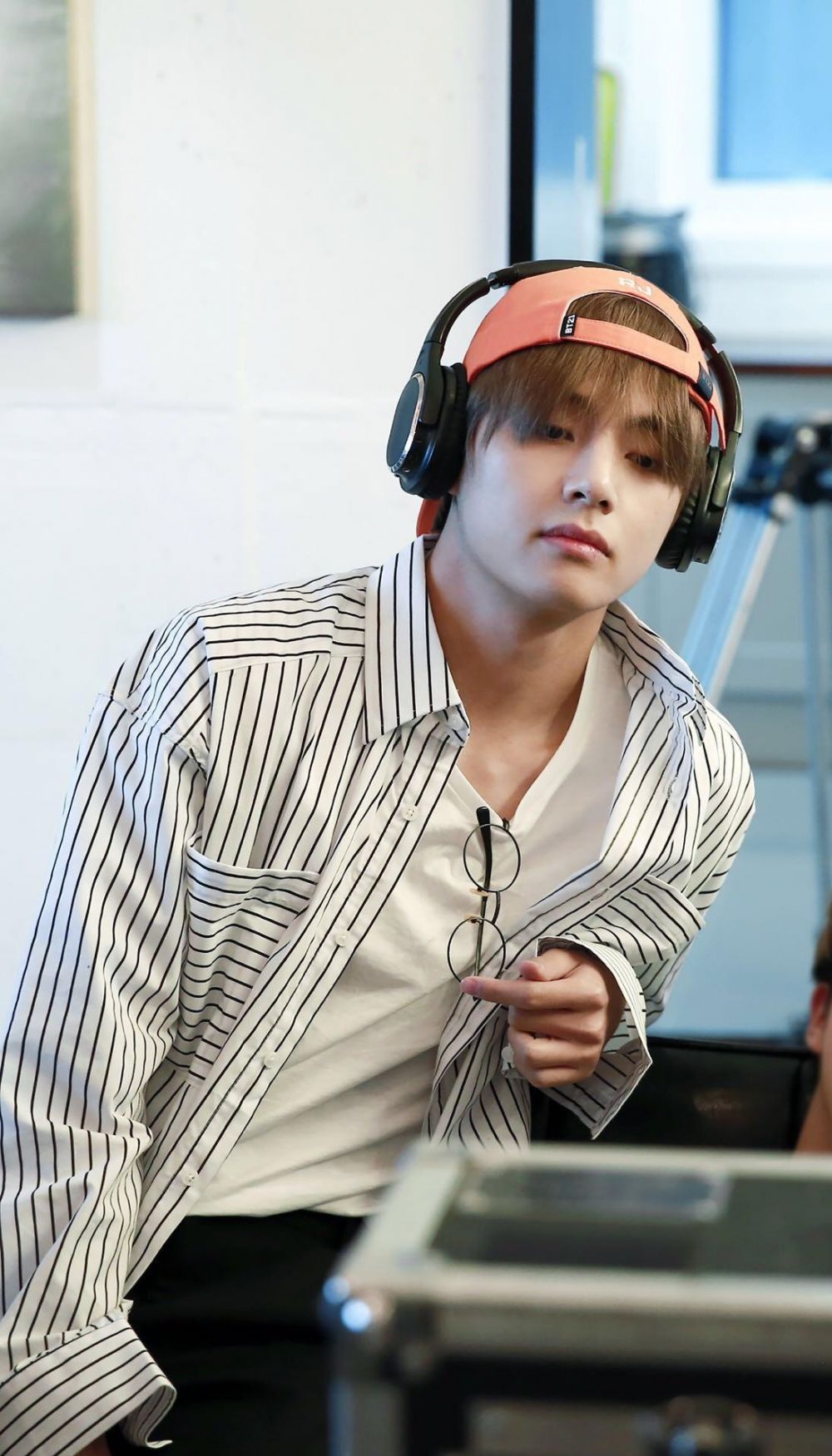 9 Ide Pattern Outfit ala Kim Taehyung Bikin Gayamu Jadi 