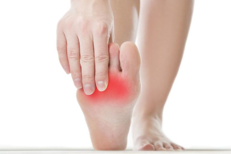Sepatu Kekecilan? Ini 5 Bahaya yang Mengancam Kesehatan Kakimu