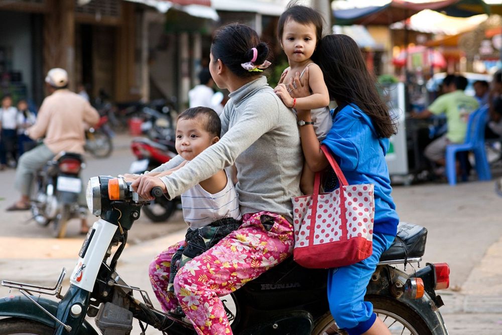7 Cara Aman Membonceng Anak Naik Sepeda Motor