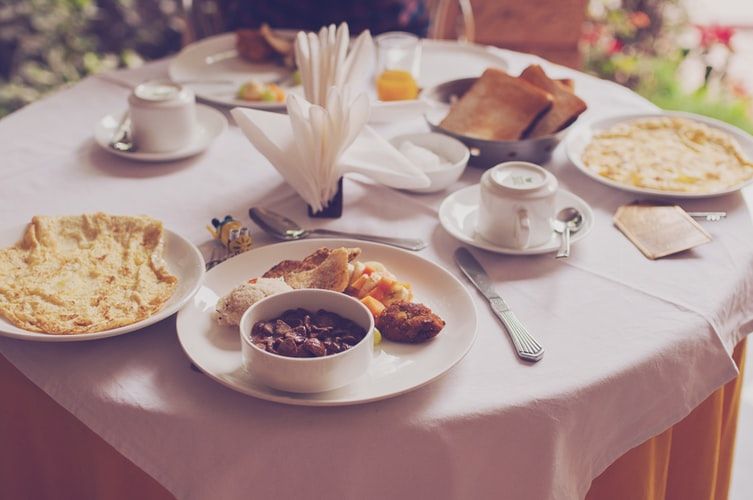 8 Etika Sarapan di Hotel, Seni Makan dengan Cara Berkelas
