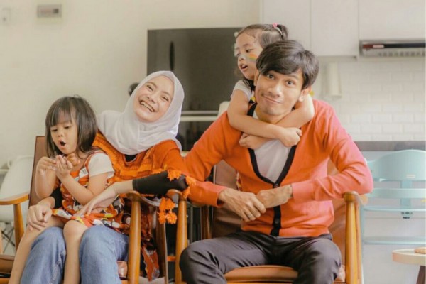 Menetap di Bandung 10 Potret Harmonis Keluarga Tria  The 