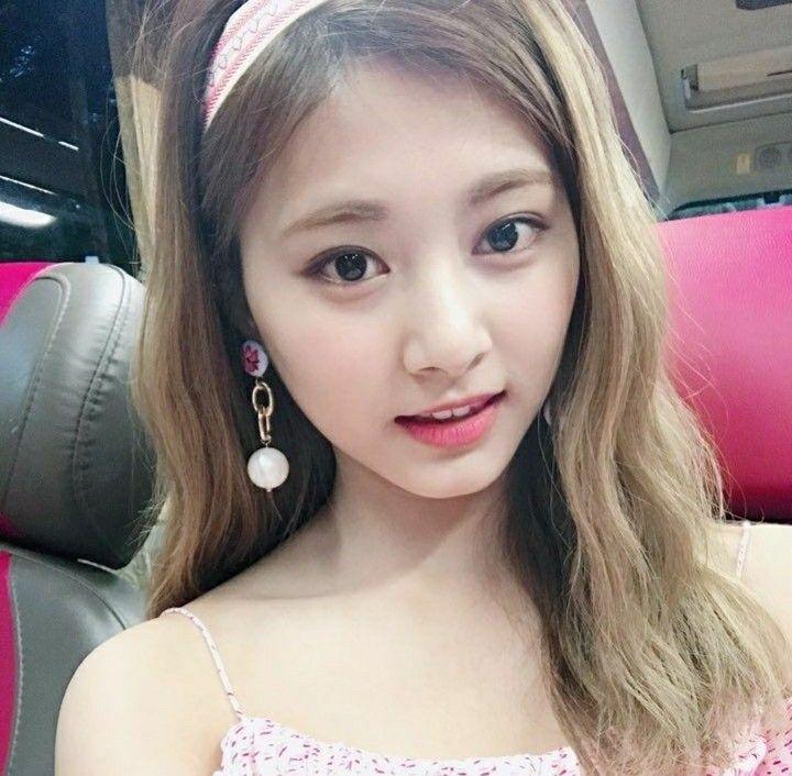 8 Inspirasi Gaya Rambut Simpel Tzuyu TWICE yang Bisa Kamu 