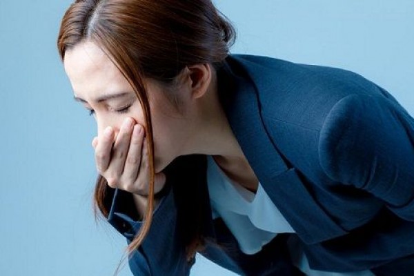 6 Hal Ini Bisa Kamu Lakukan Saat Keracunan Makanan