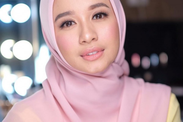 9 Referensi Hijab Ala Laudya Cynthia Bella Yang Anggun Nan Menawan