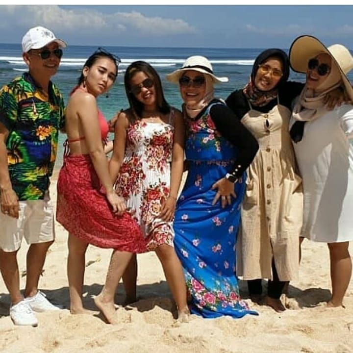 Aurel Hermansyah & 5 Artis Ini Dikritik karena Gaya Busana di Pantai