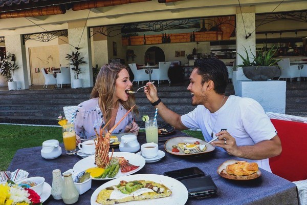 Mesranya Bikin Iri, Ini 10 Potret Randy Pangalila Bareng Istri