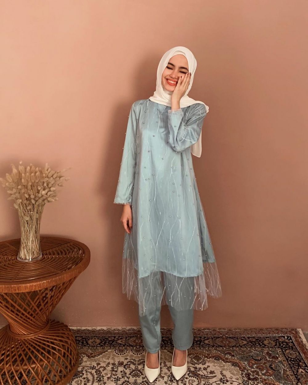 10 Inspirasi Outfit Kondangan Elegan Ala Fira Assagaf