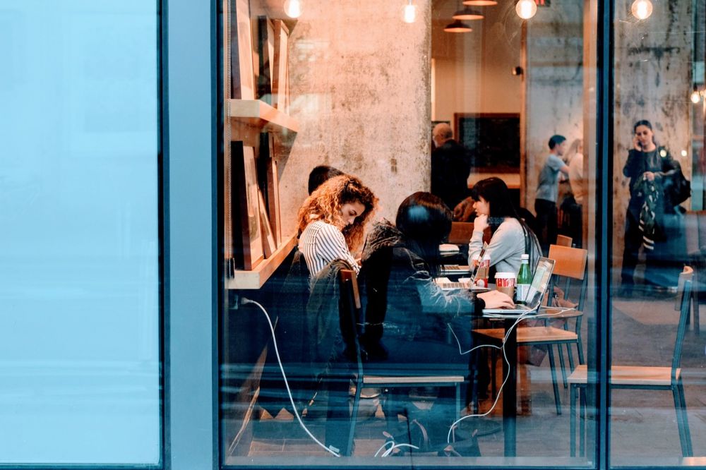 5 Cara Membangun Hubungan Pertemanan di Kantor Bagi Kamu Karyawan Baru