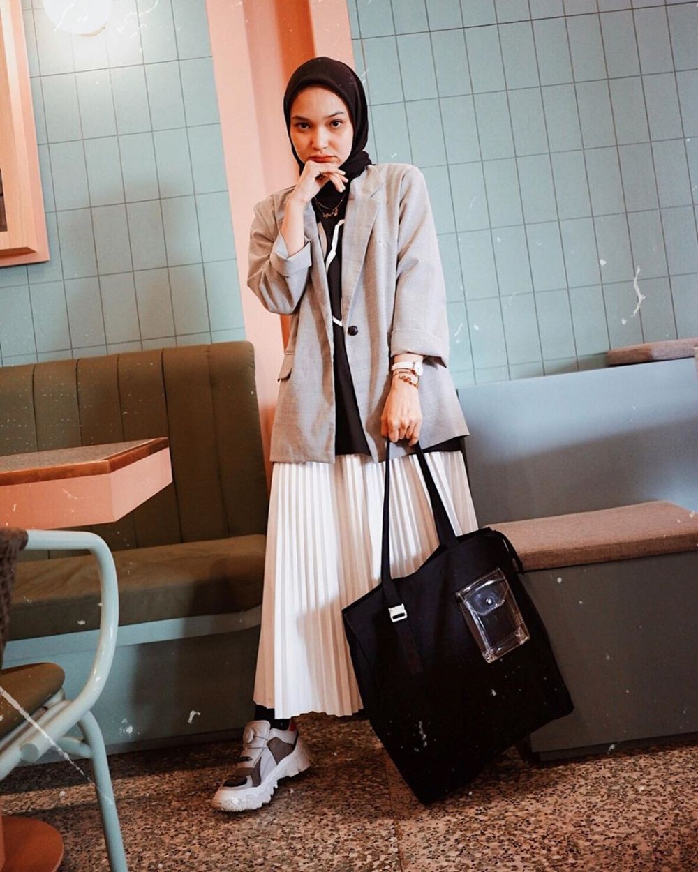 Formal Hingga Santai, 9 Inspirasi Mix And Match Blazer dengan Hijab