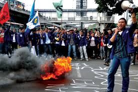 Empat Polisi Terbakar Saat Amankan Unjuk Rasa Mahasiswa di Cianjur