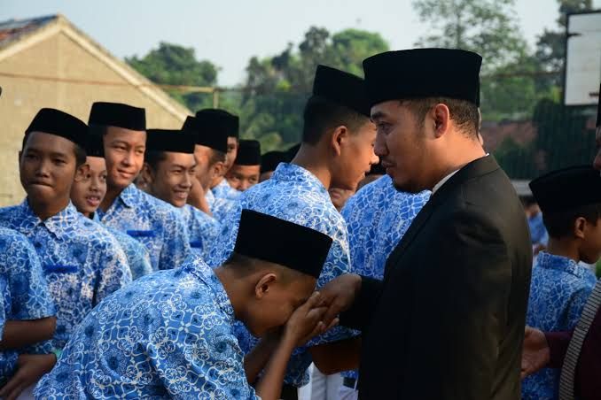 5 Perbedaan Pendidikan Pesantren dengan Sekolah Umum, Sudah Tahu?