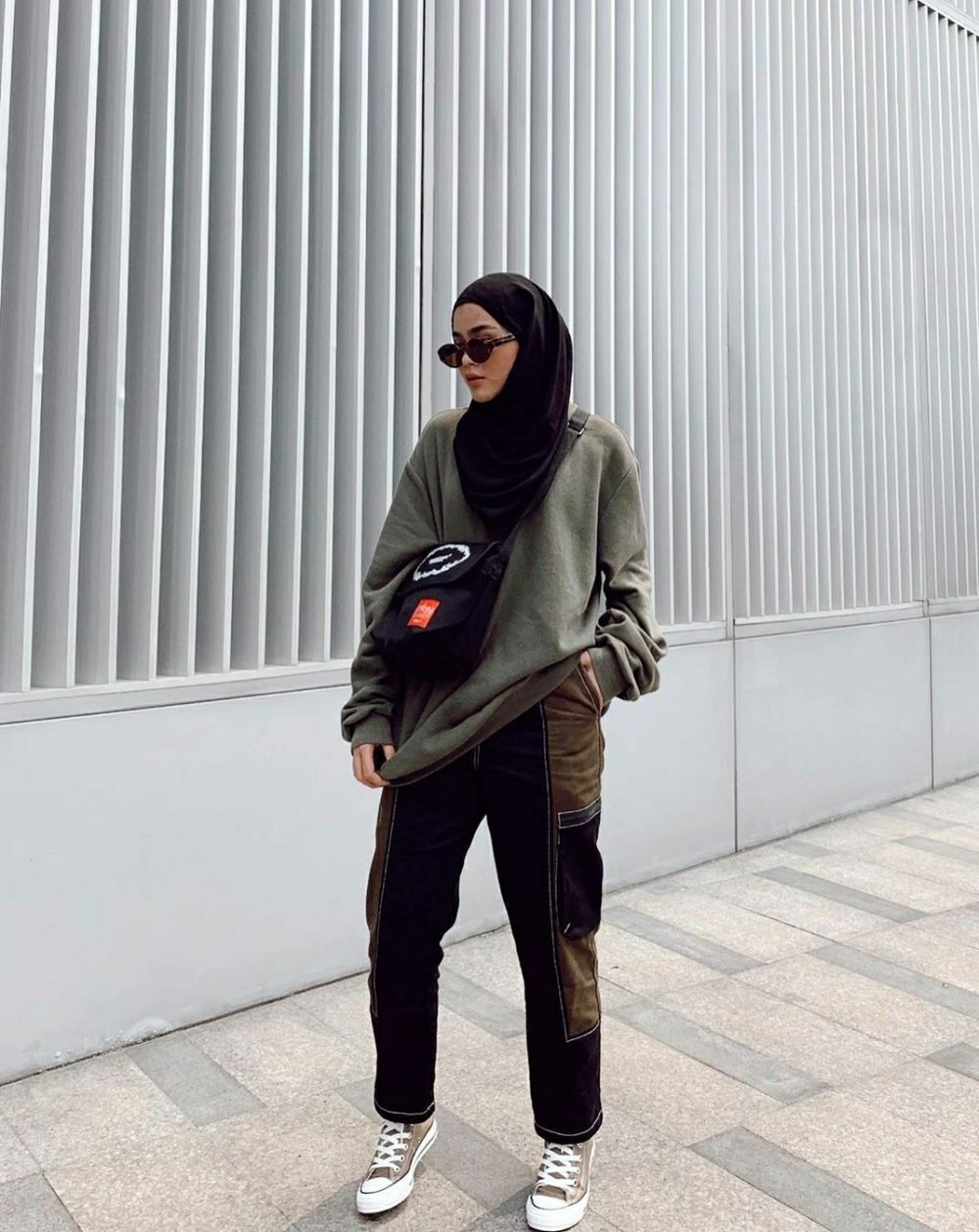 style hijab sepatu converse