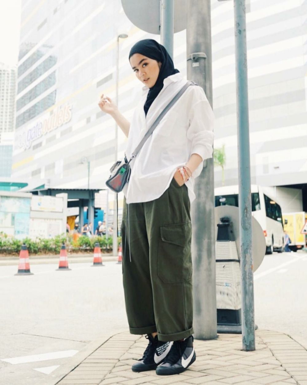 9 Ide Style Hijab dengan Cargo Pants untuk Outfit Harian yang Menarik