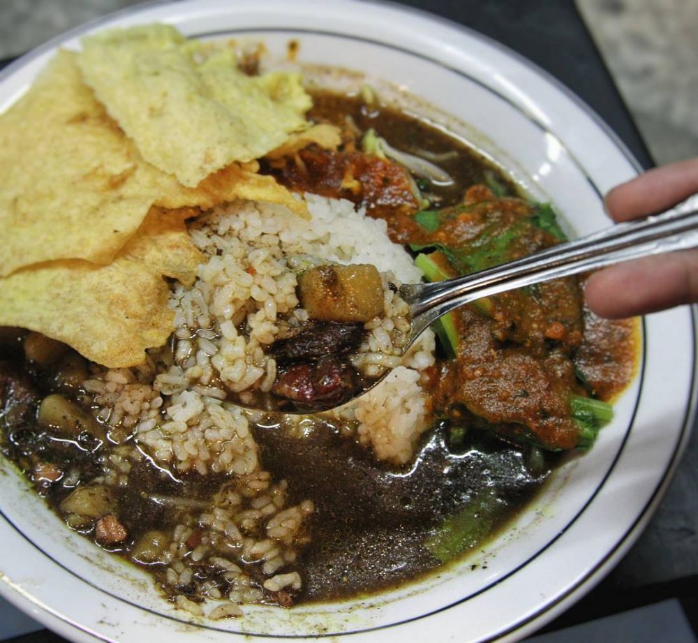 10 Nasi Pecel Rawon Terenak di Surabaya, Rasanya  Sensasional!