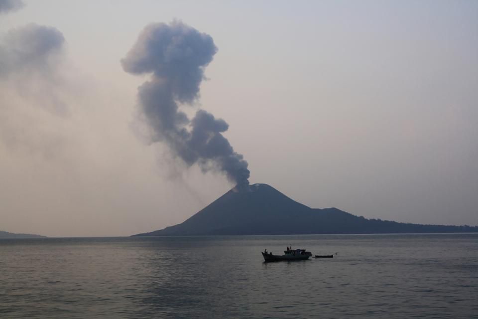 Gunung Anak Krakatau Meletus, Petugas: Tanpa Dentuman