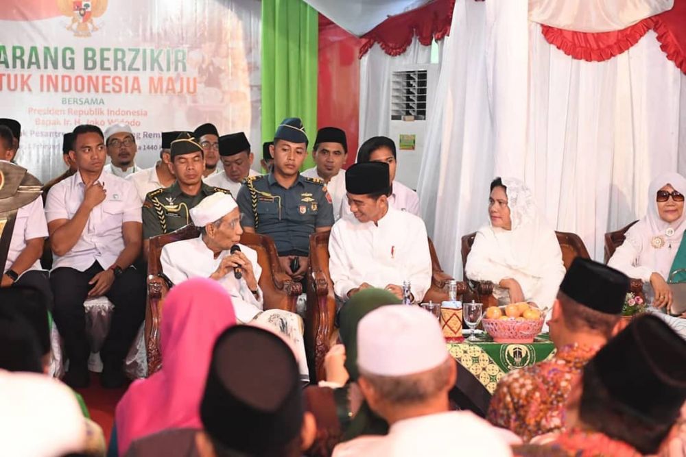 Momen Pembicaraan Terakhir Megawati Sebelum Mbah Moen ke Makkah