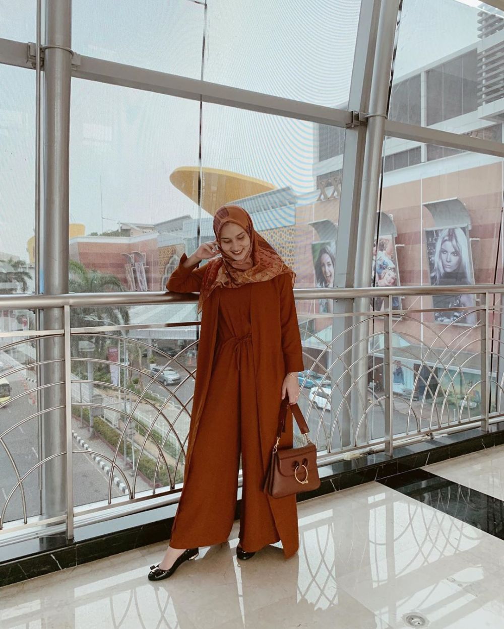 Bukan Dress atau Rok, Ini 6 Hijab Outfit Kondangan untuk si Tomboy!