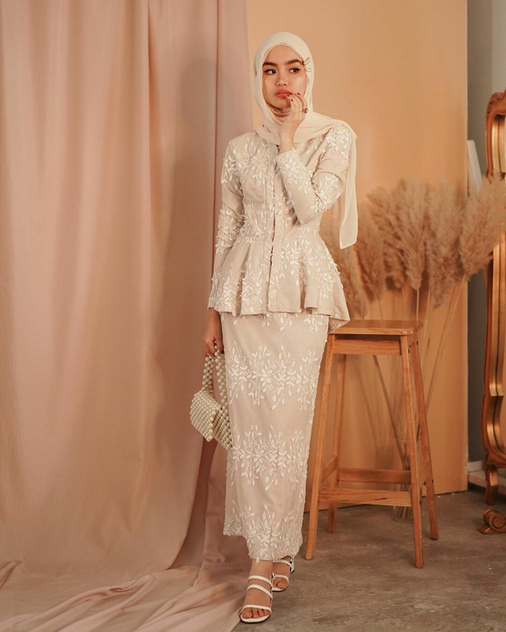 10 Inspirasi Outfit Kondangan Elegan Ala Fira Assagaf