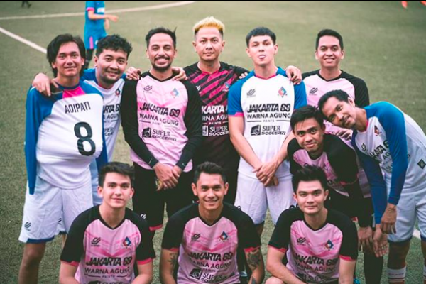 Oke Juga! Yuk Intip 10 Potret Gaya Seleb Ganteng Main Bola Bareng
