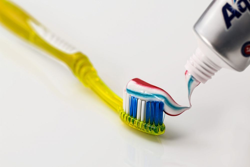 Sering Pakai Pemutih Gigi Instan? Ini Bahayanya Buat Kamu!