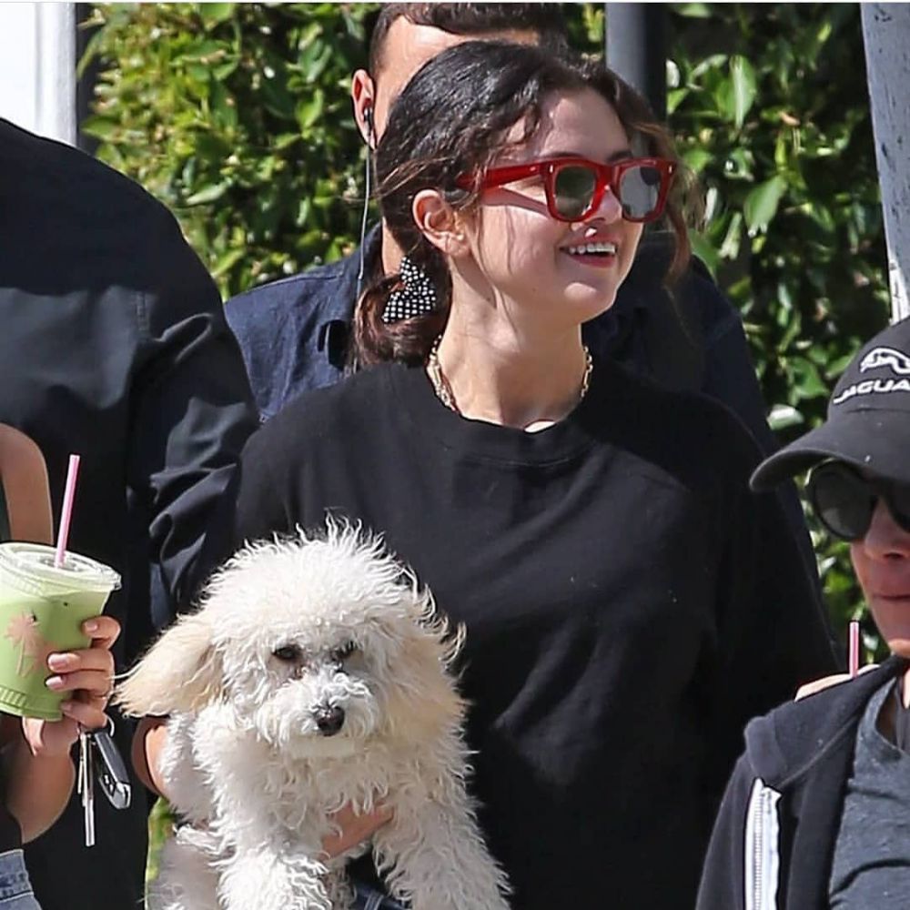 9 Momen Kebersamaan Selena Gomez Bareng Anjing Peliharannya