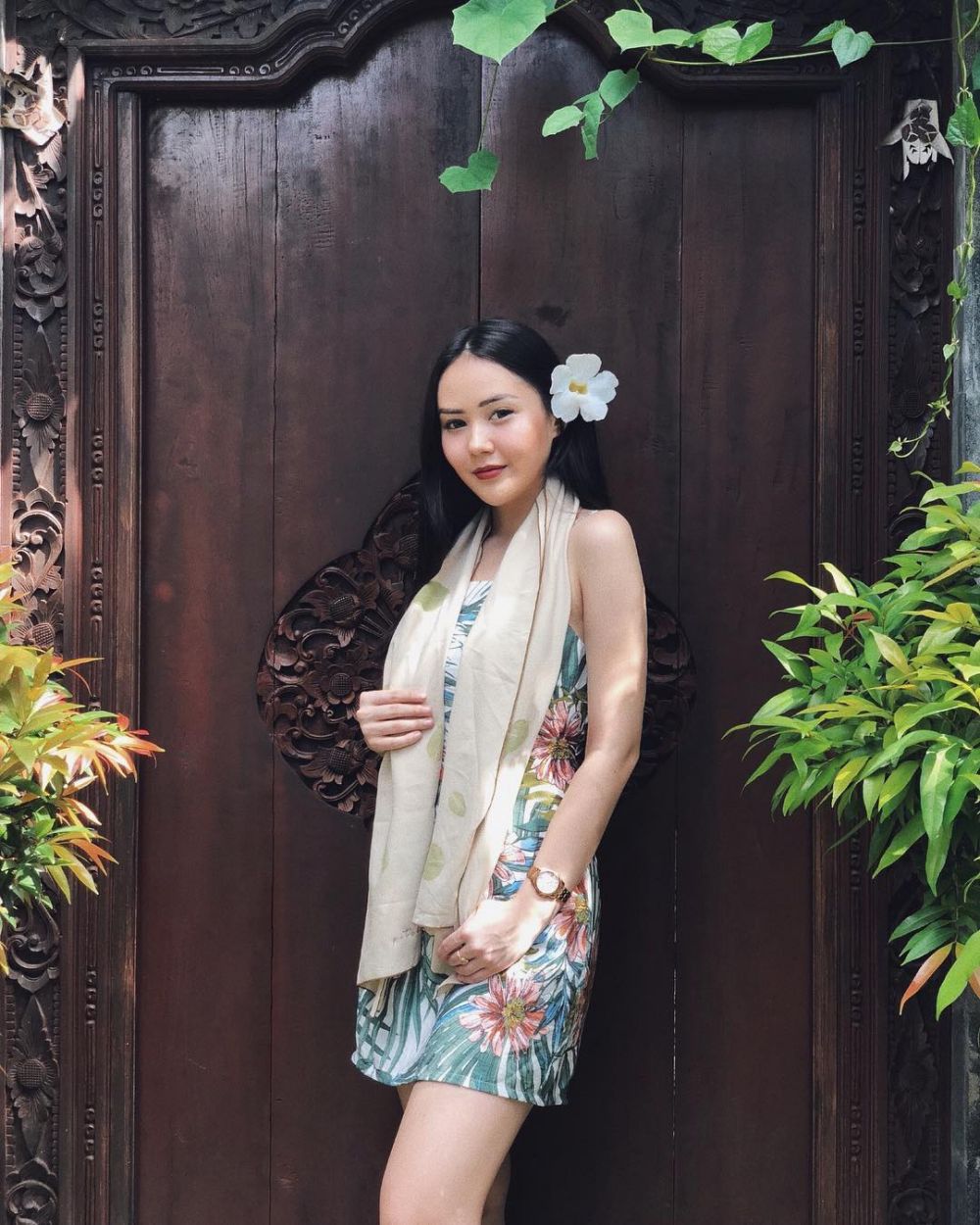 10 Inspirasi OOTD Tampil Feminim ala Sarah Gibson Makin 