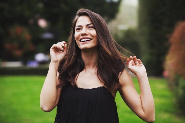 10 Pesona Demet Özdemir, Aktris Asal Turki yang Mirip Kartun Moana