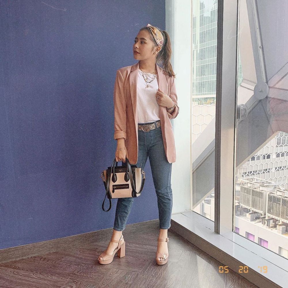 10 Ide Casual Office Look ala Artis Muda, Cocok untuk Fresh Graduate